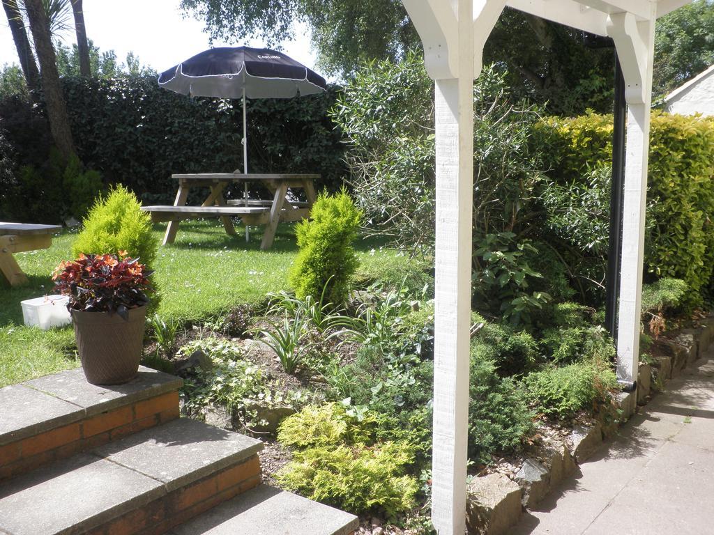 Longfrie Inn Saint Saviour Екстериор снимка